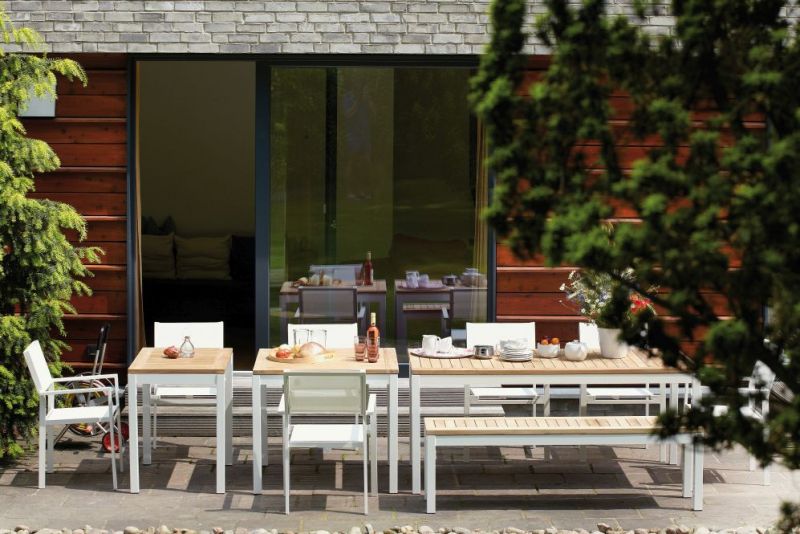 Contract Table 80x80 cm von Jan Kurtz: Gartentisch mit Teakplatte und weißem Aluminiumgestell.